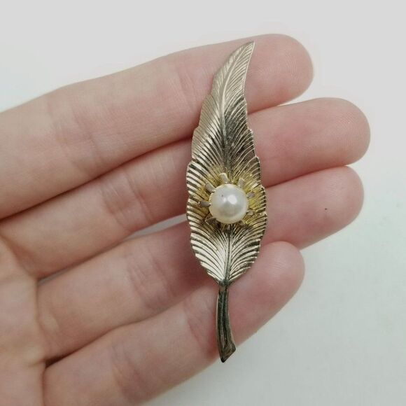 Vintage Leaf Shape Brooch with Faux Pearl Center, Gold Tone, Nature Estate Pin - Picture 1 of 6